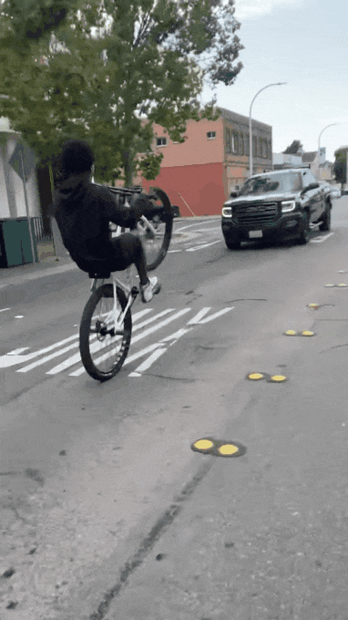 운전하는데 자전거가 이러고 있다면? | 인스티즈