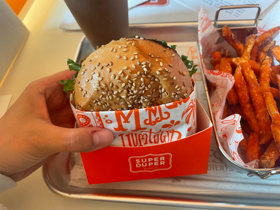 오늘 국내에 정식 오픈한 미국 버거 브랜드..JPG | 인스티즈