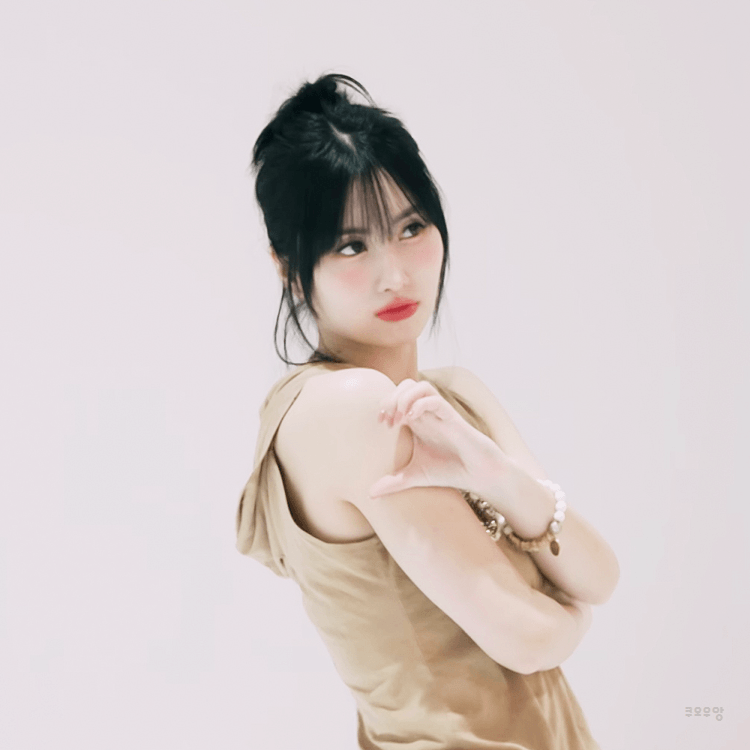 시크하게 입고 화보 찍는 트와이스 8주년 MD비하인드.gif - 웃긴자료 ..., حجم الصورة 750x750
