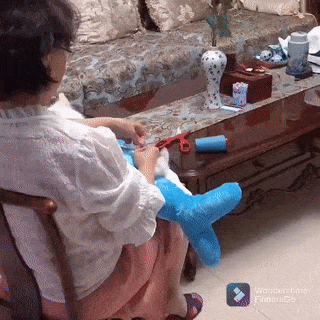 옆구리 터진 애착 인형을 걱정스럽게 바라보는 사모예드 댕댕이.gif | 인스티즈