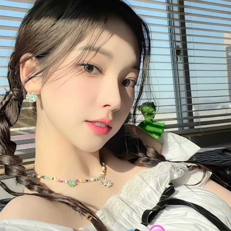 메이크업 받는 카리나 | 인스티즈