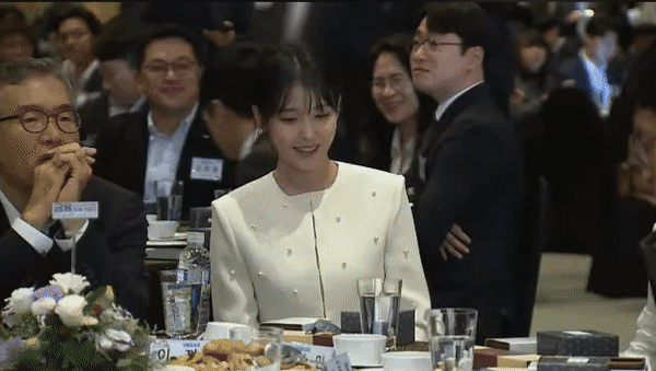 아이유 챙겨주는 한지민.. | 인스티즈