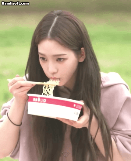 한강에서 라면 먹는 카리나.gif | 인스티즈