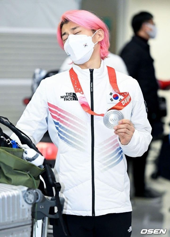 혼자 메달 목에걸고 입국하는 곽윤기 | 인스티즈