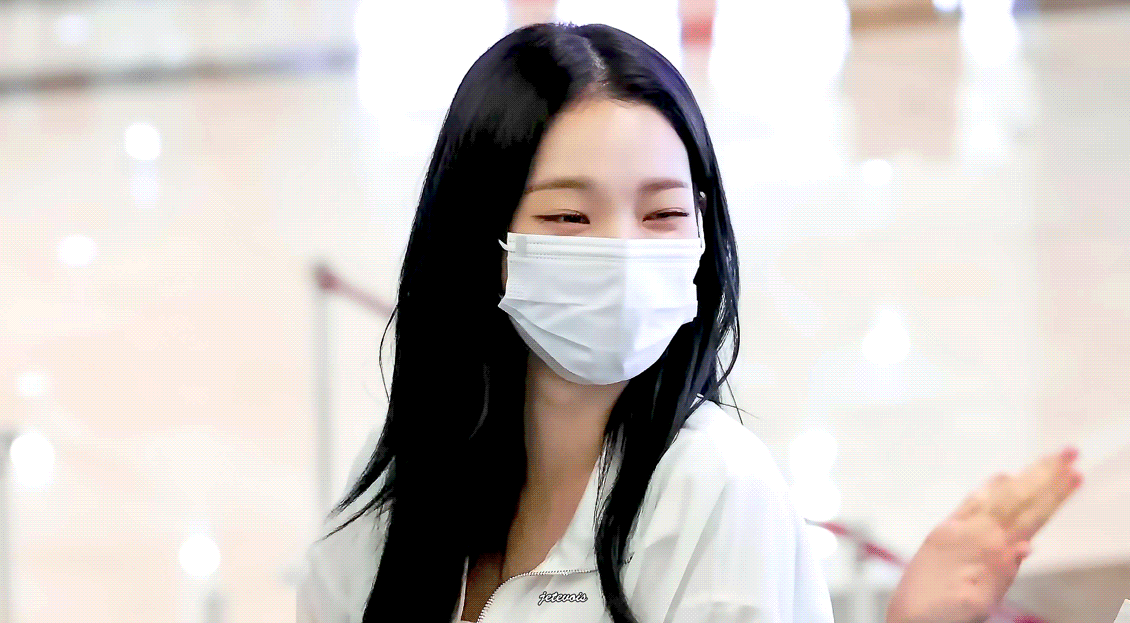 여권대조 때문에 마스크 벗는 카리나.gif | 인스티즈