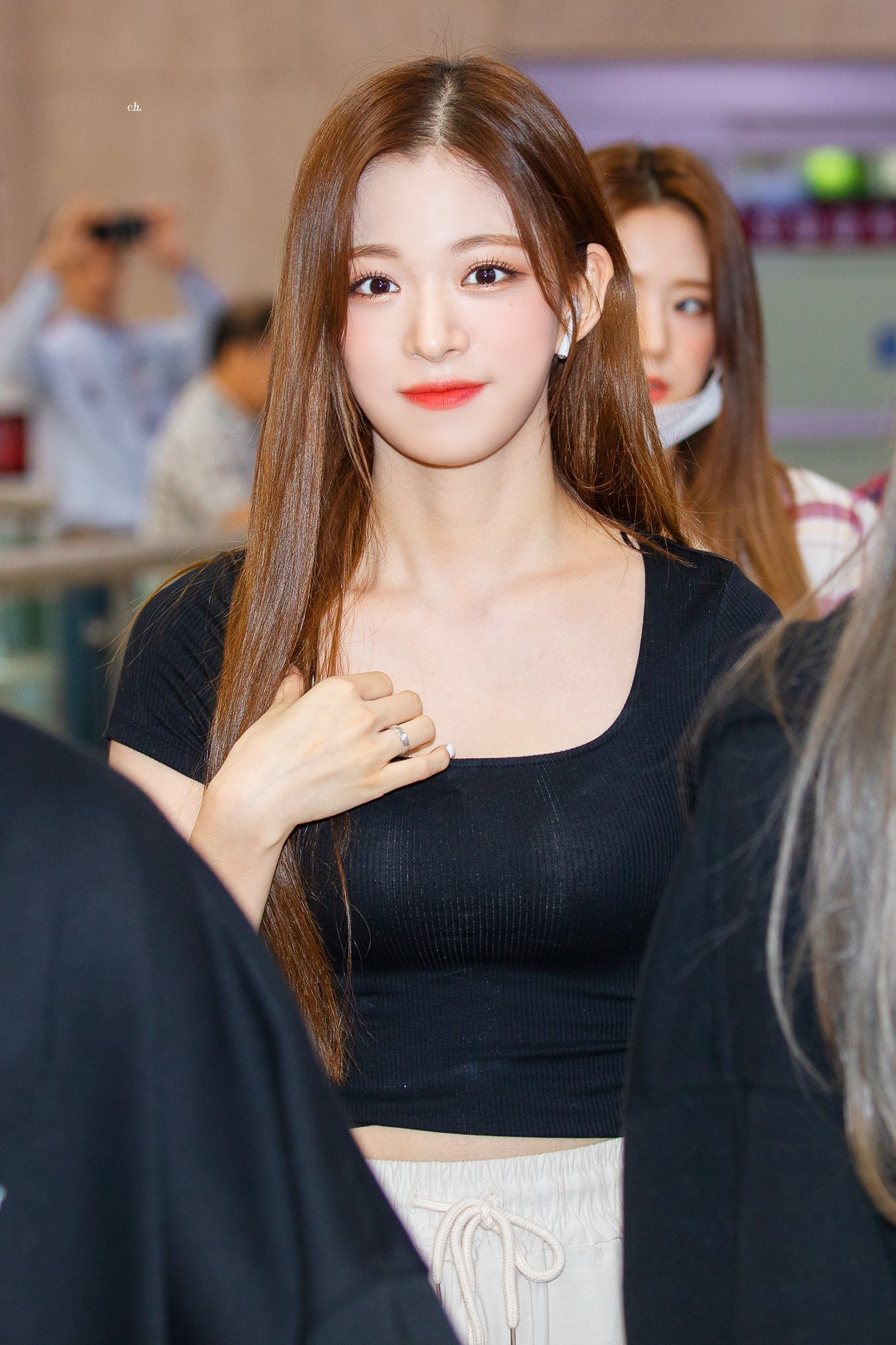 (스압)얼굴도 몸매도 예쁜 프로미스나인 이채영.jpgif | 인스티즈