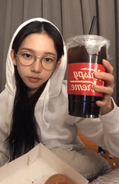 크리스피 도넛 먹는 카리나.gif | 인스티즈