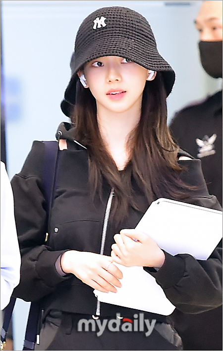 에어팟으로 보는 카리나 얼굴크기 | 인스티즈