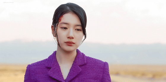 불타는 핸드백으로 남편 죽이러가는 수지.gif | 인스티즈