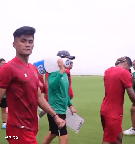 신태용감독 손버릇.gif | 인스티즈