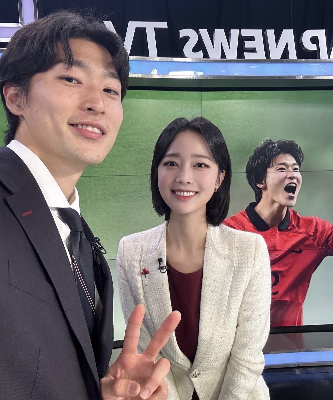 아나운서랑 사진찍는 조규성 | 인스티즈