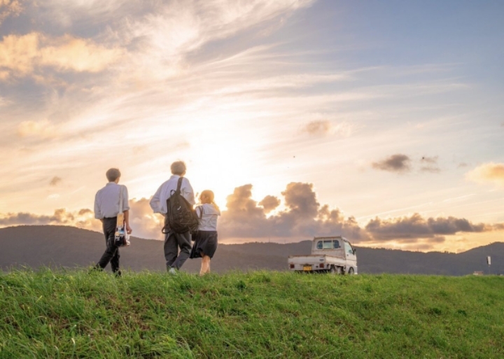 애니메이션 배경풍 사진 찍는 일본 여고생들 | 인스티즈