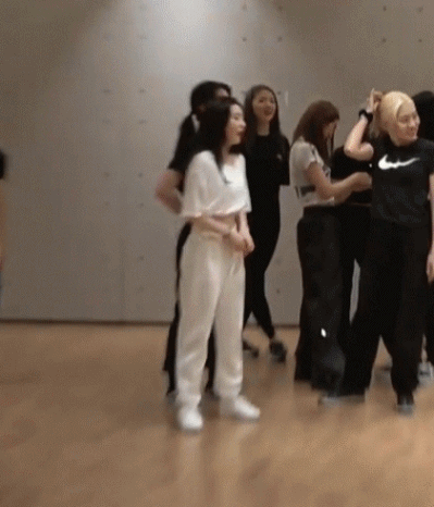 백댄서들 군기 잡는 아이린.gif | 인스티즈