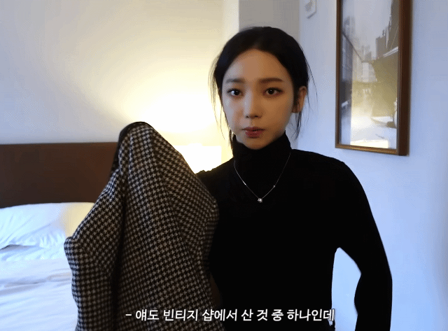옷 골라달라고 하는 카리나.gif | 인스티즈