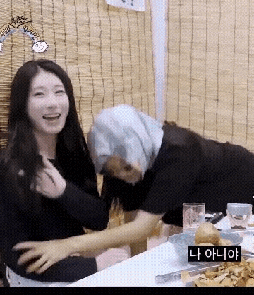 삼성전자에 물린듯한 아이돌 맴버.gif | 인스티즈