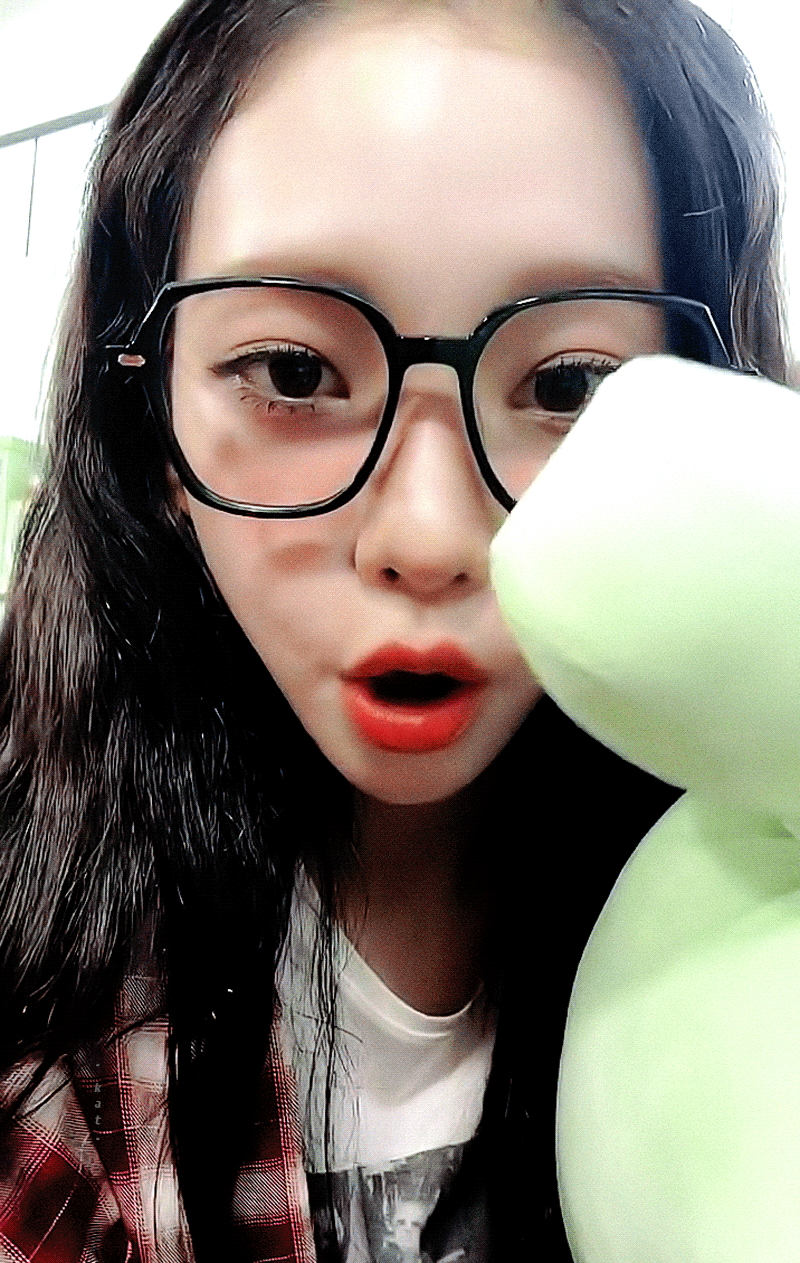 뿔테 안경 너드녀 컨셉 카리나.mp4jpgif | 인스티즈