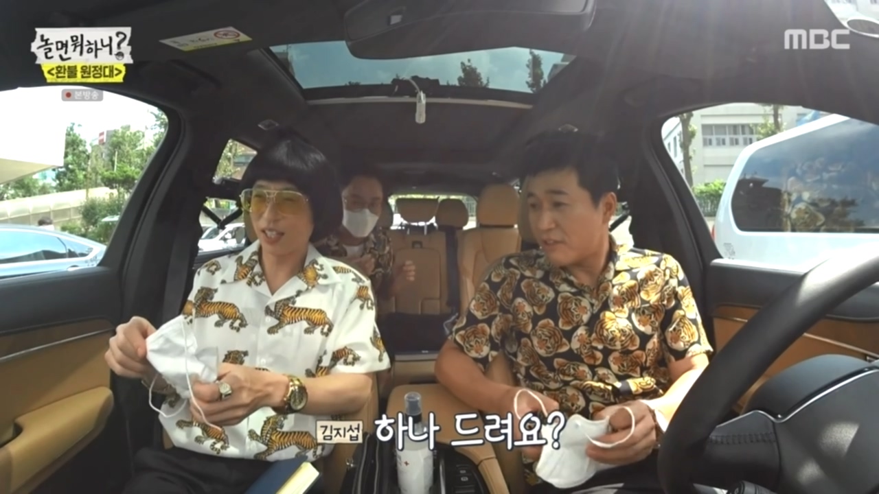 마스크 끈이 떨어진 유재석에게 선뜻 마크스 건내는 김종민 | 인스티즈