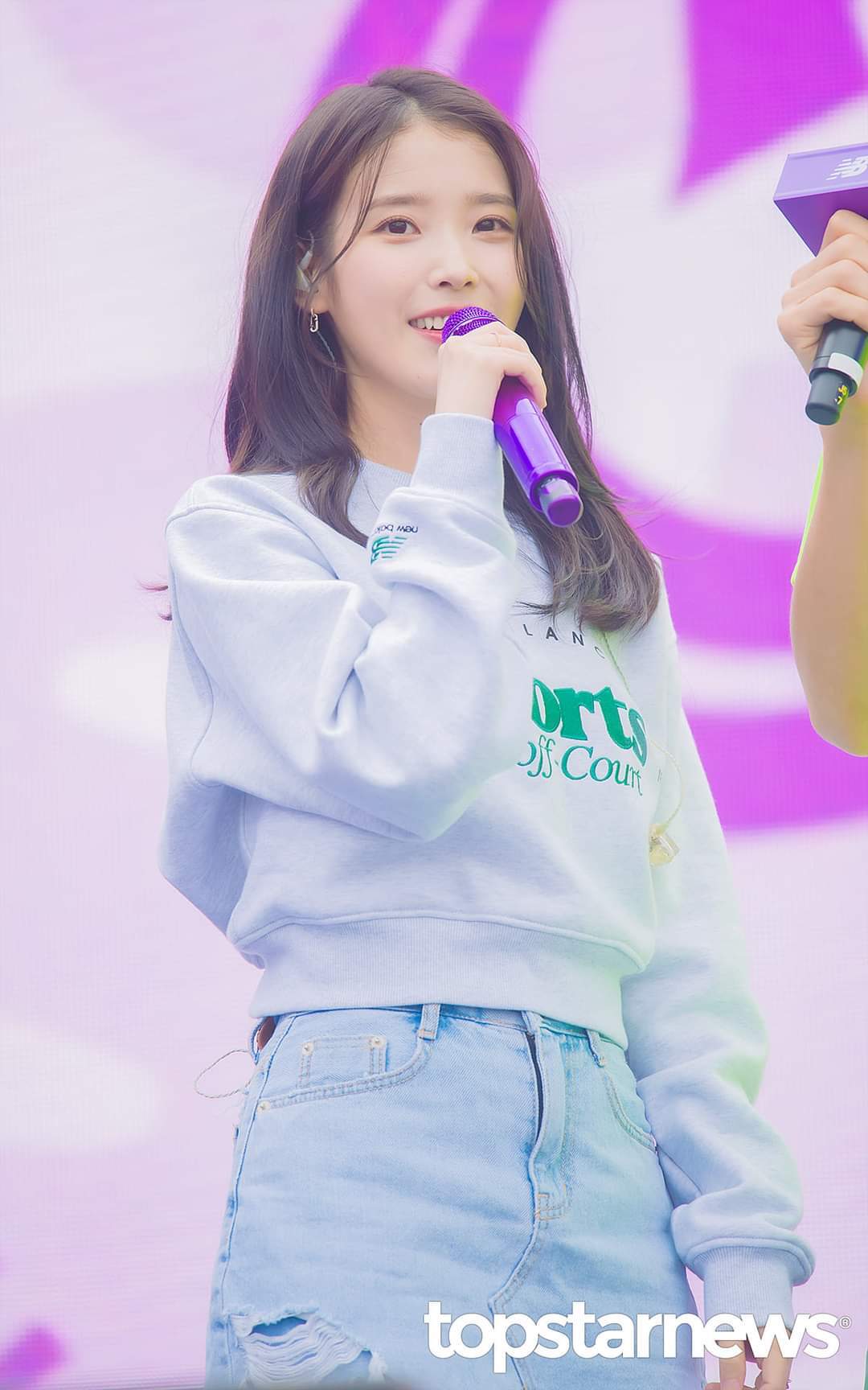 오랜만에 보라색 마이크들고 행사뛴 오늘자 아이유 .jpg | 인스티즈