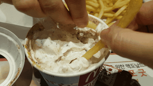 싱글벙글 맥플러리 숟가락의 용도...gif | 인스티즈