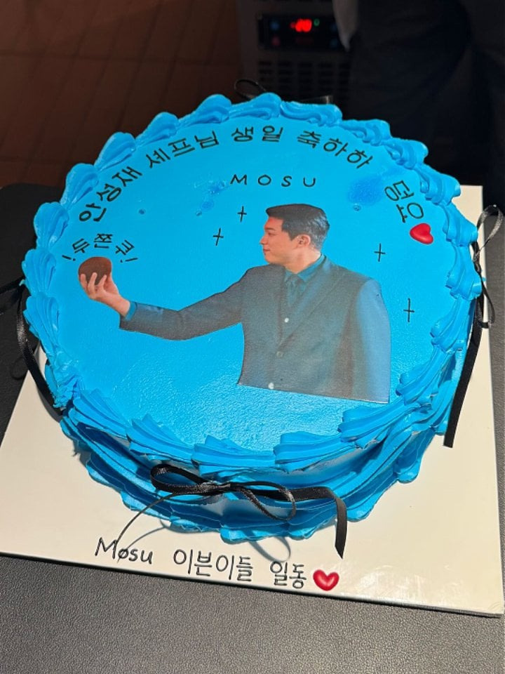 모수 직원들에게 케이크를 선물받은 안성재 | 인스티즈