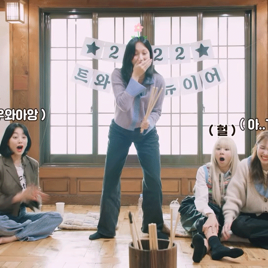 요상한 자세로 투호하는 트와이스.gif | 인스티즈