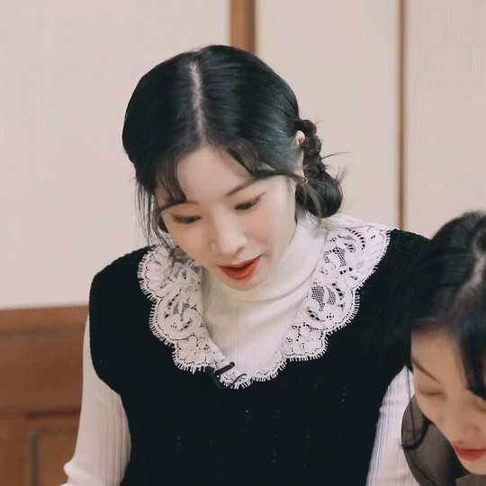 요상한 자세로 투호하는 트와이스.gif | 인스티즈