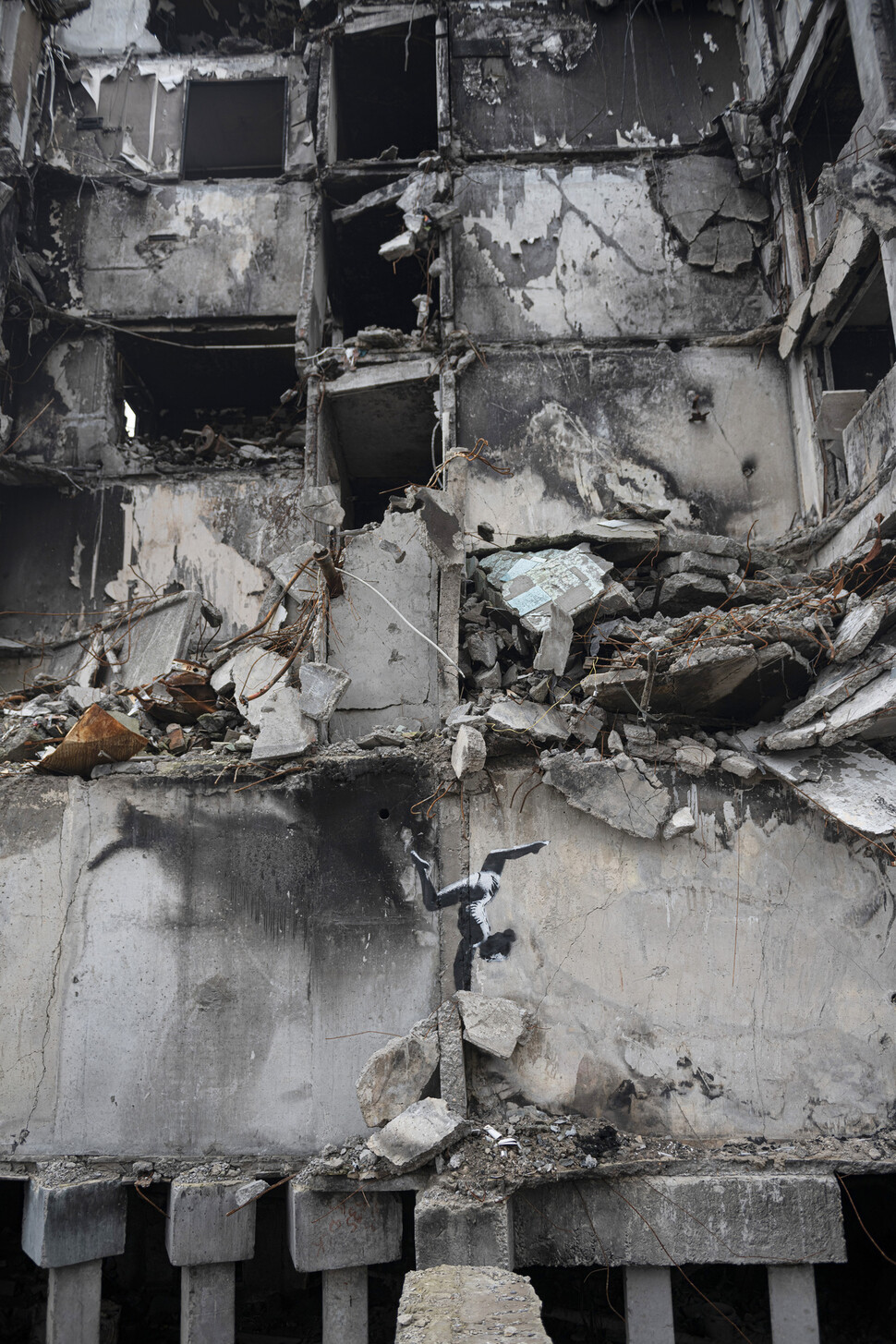 우크라이나 폐허 건물에서 발견된 뱅크시 작품들 | 인스티즈