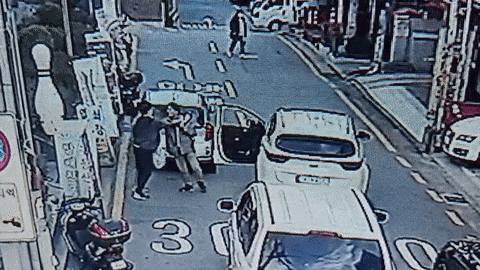 대낮 길 한복판서 '묻지마 폭행' 당했는데 전과자 될 지경 | 인스티즈