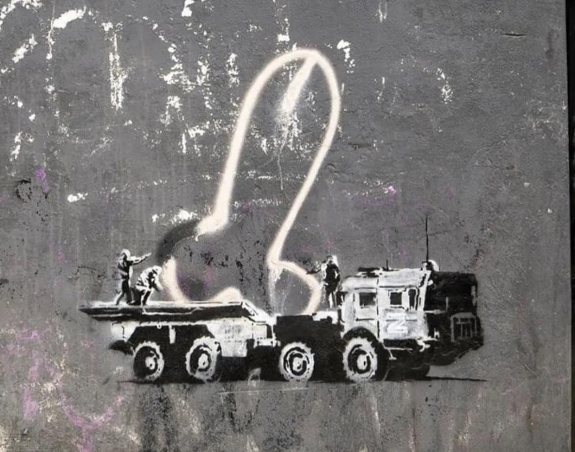 우크라이나 폐허 건물에서 발견된 뱅크시 작품들 | 인스티즈