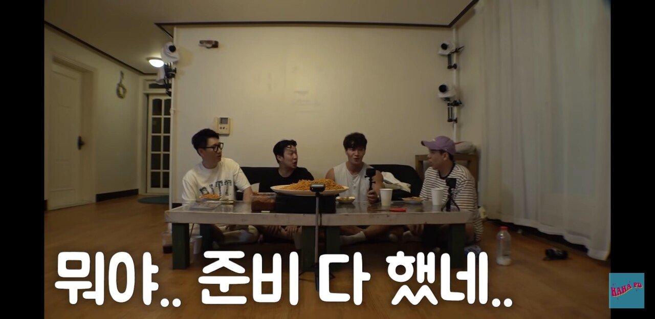 유튜버각 보고 있는 김종국 | 인스티즈