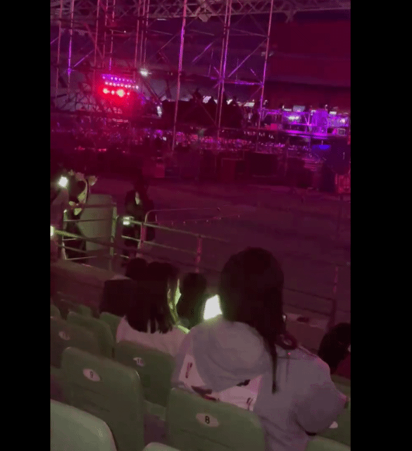 이 시국에 아이돌 콘서트만 못하고 있는 이유 gif | 인스티즈