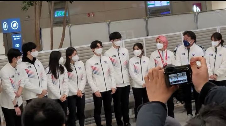 혼자 메달 목에걸고 입국하는 곽윤기 | 인스티즈