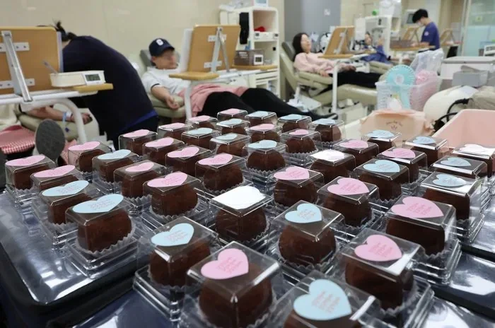 헌혈자들에게 두쫀쿠 주지 마라고 적십자사에 민원 넣으려는 사람 | 인스티즈