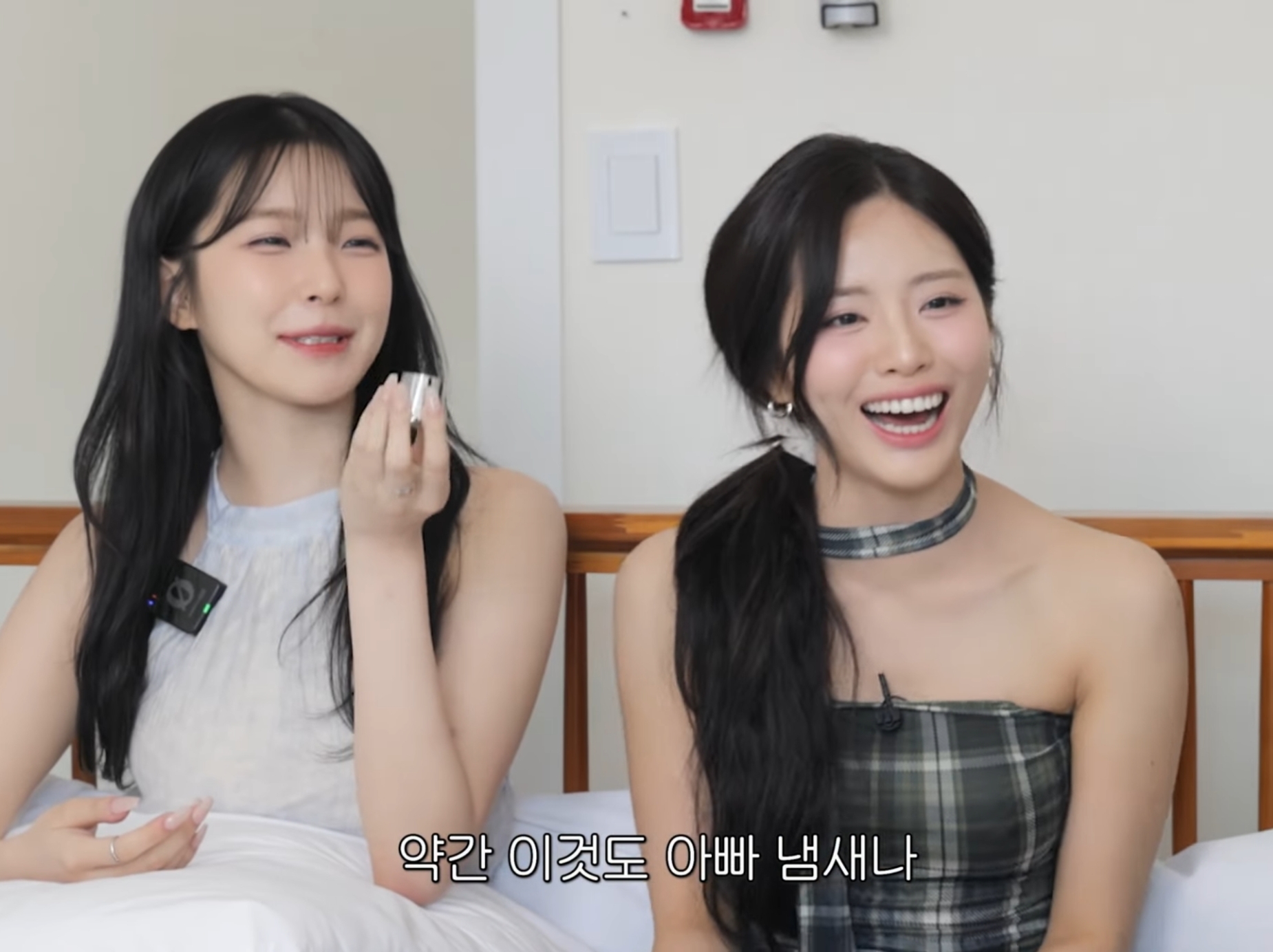 프로미스나인 박지원이 뿌리는 향수 평가하는 멤버들.jpg | 인스티즈