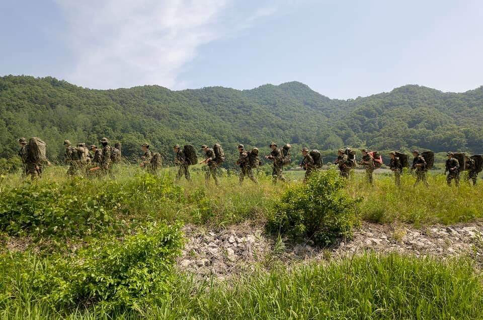 군필자들 PTSD 오는 완전 군장 행군.jpgif | 인스티즈
