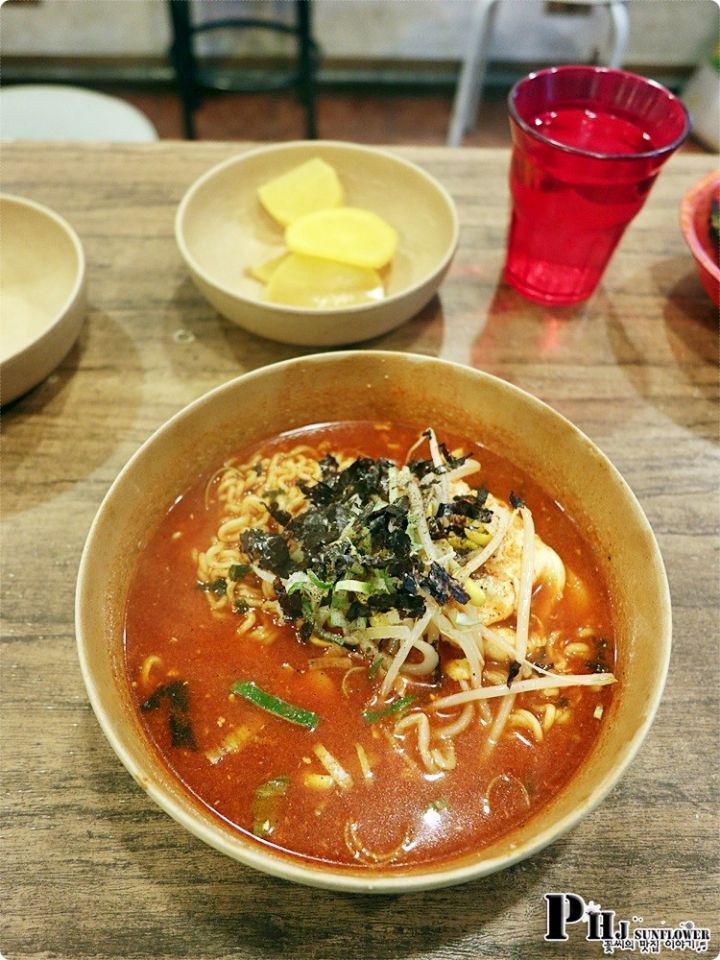 틈새라면 이미지