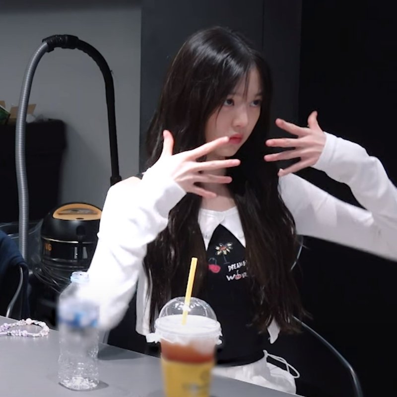 모니터링에 집중하는 아이브 장원영 .jpgif | 인스티즈