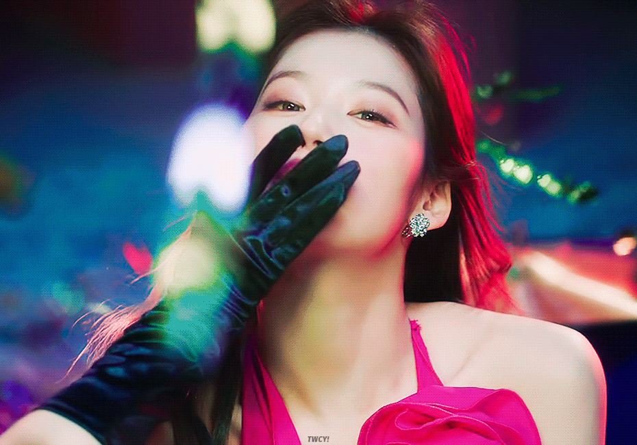 시작하자마자 채영이 캐리하는 트와이스 신곡뮤비.gif | 인스티즈