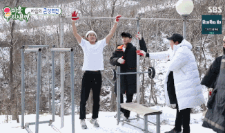 턱걸이 하는 배정남.gif | 인스티즈