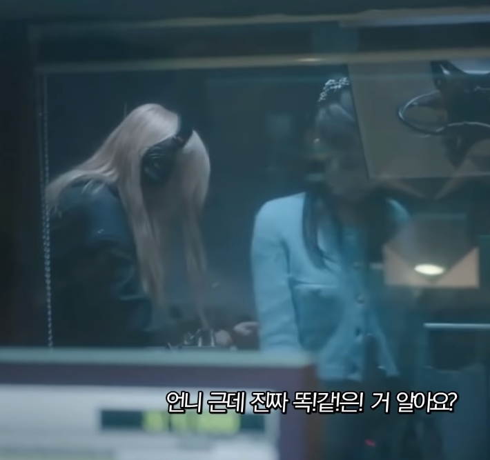 똑같은 디자인 바지 제니는 만 오처넌, 로제는 백마넌 | 인스티즈