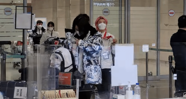 혼자 메달 목에걸고 입국하는 곽윤기 | 인스티즈