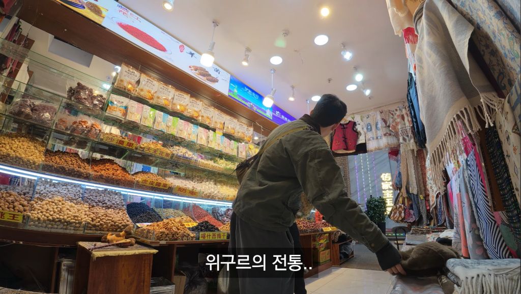 저렴한 가격에 전통의상을 사고 좋아한 여행유튜버 | 인스티즈