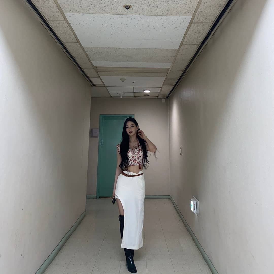 여자 손바닥 만한 프로미스나인 이채영 허리 