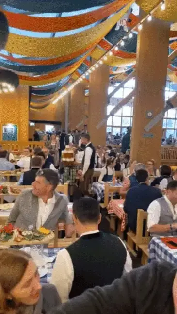 맥주 13잔을 들고 가는 여자 | 인스티즈