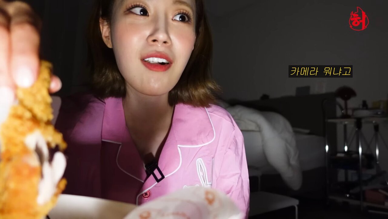 친언니 방에서 몰래 치킨 먹기 시도하는 허영지 | 인스티즈