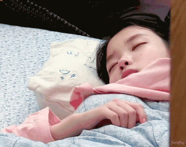 무방비한 모습 담겨서 당황한 아이유 | 인스티즈