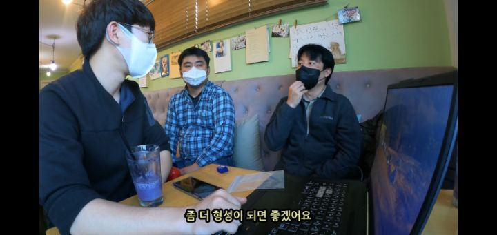 도로 위 야생동물 생태통로를 이용하는 동물들.jpg | 인스티즈