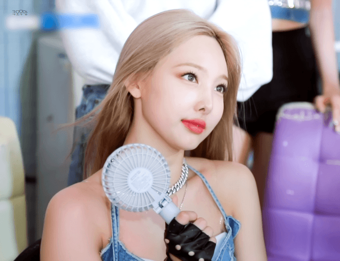 시원해 보이는 파랑옷 입은 스튜디오춤 나연+비하인드.gif | 인스티즈