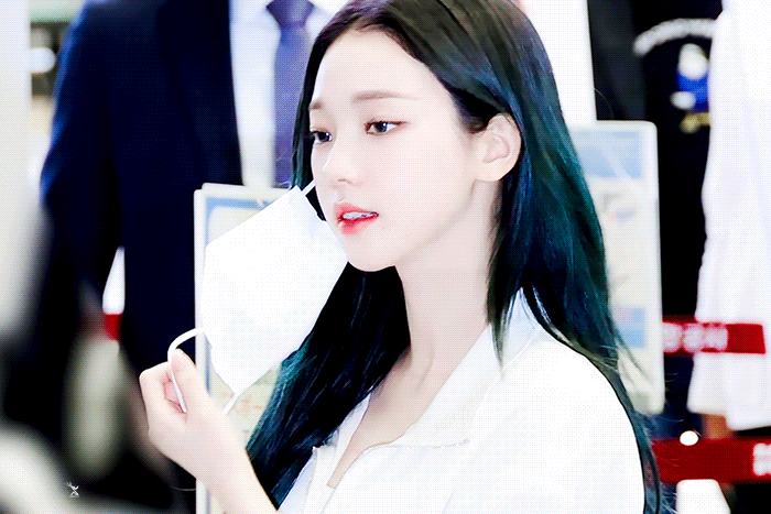 여권대조 때문에 마스크 벗는 카리나.gif | 인스티즈