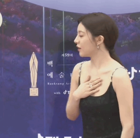 누가봐도 긴장해서 굳어버린 배우 고윤정 ㅋㅋㅋㅋ.jpgif | 인스티즈